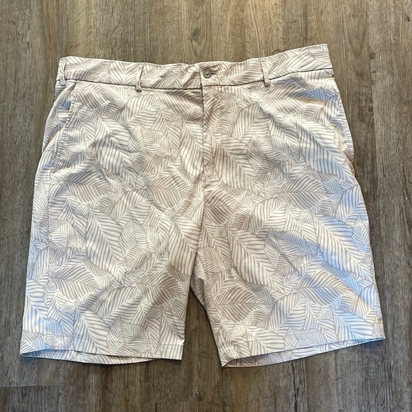 WALTER HAGEN LEAF DETAIL GOLF SHORTS (WAIST 42) - Picture 1 of 6